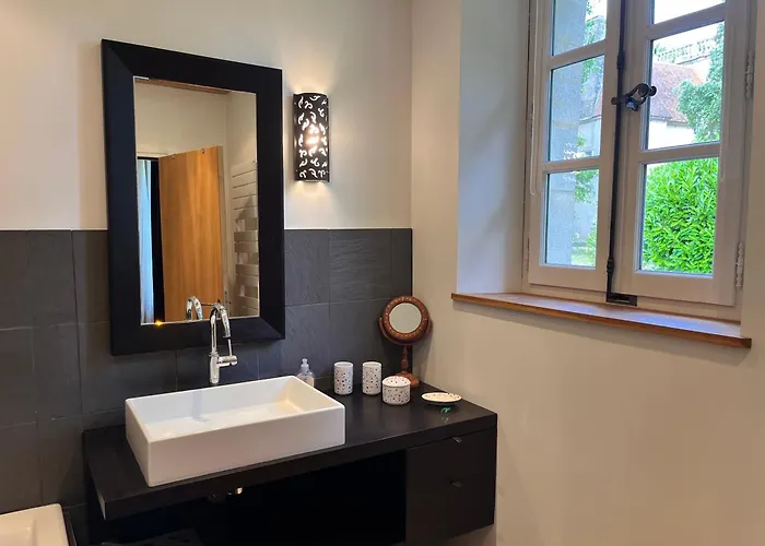 Au Pavillon Du Chateau - & Juno *